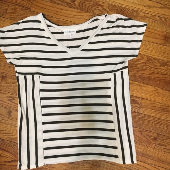 Thyme and Honey Striped V-neck Top - Picture 5 of 5
